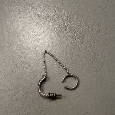 einteiliger ohrring mit fake helix