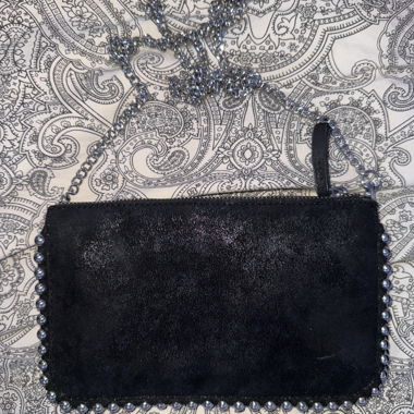Pochette noire avec chaîne métallique