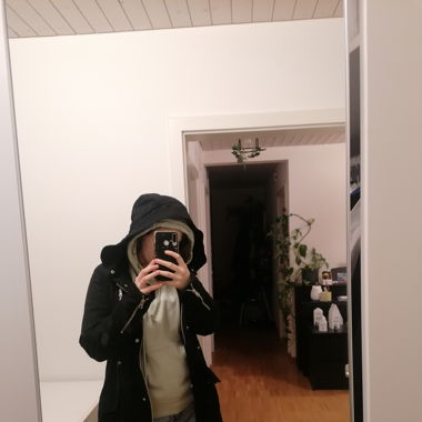schwarze Winterjacke