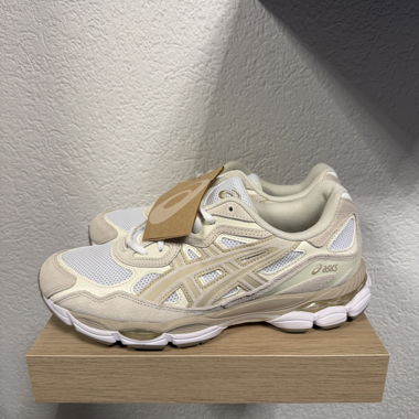 Baskets ASICS beige/blanc