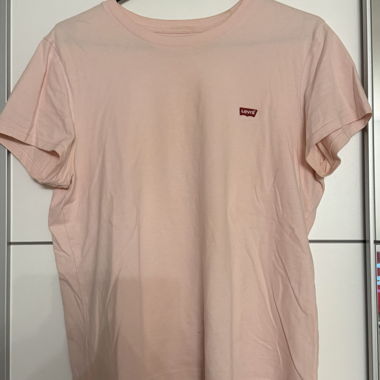 Pink Levi’s T-shirt
