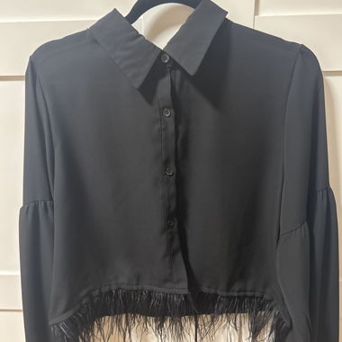 Schwarze Bluse mit Federbesatz