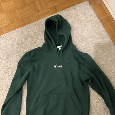 grüner h&m pulli mit backprint