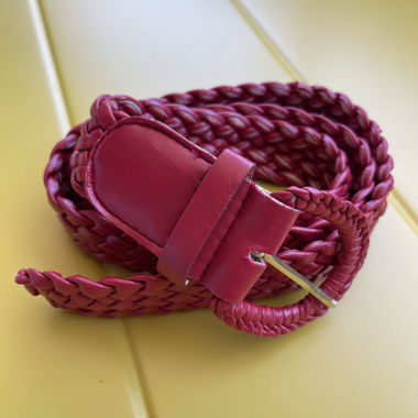 Rote geflochtene Lederguertel