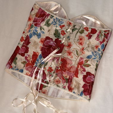 Blumiges Korsett mit Schnuerung