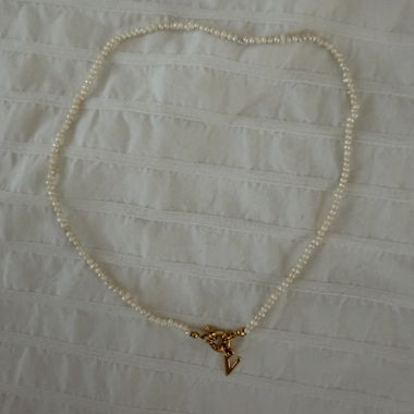 Collier de perles avec pendentif V doré