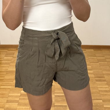 Short Vero Moda taille M kaki