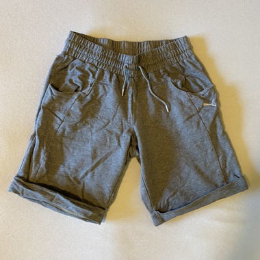 Graue Puma Shorts