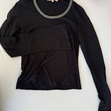 Top nero a maniche lunghe con strass