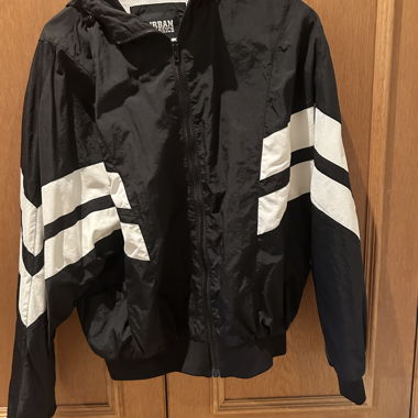 Veste de sport légère noire avec capuche