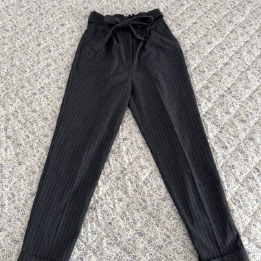 Schwarze Stoffhose mit Bindegürtel