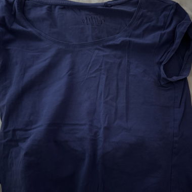 Dunkelblaues T-Shirt