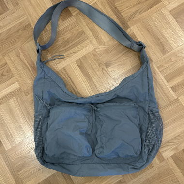 Grosse graue Schultertasche