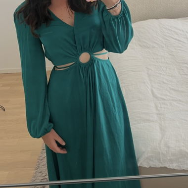 Langes grünes Kleid mit langen Ärmeln