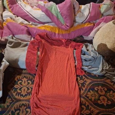 Rotes Wickelkleid mit Spitzenärmeln 