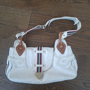 Weisse gestreifte Schultertasche