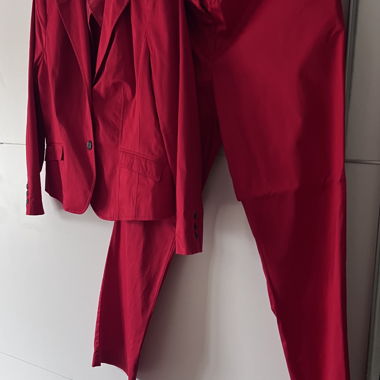 Roter Damenanzug