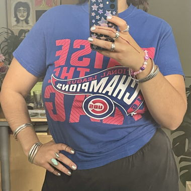 t-shirt bleu avec imprimé
