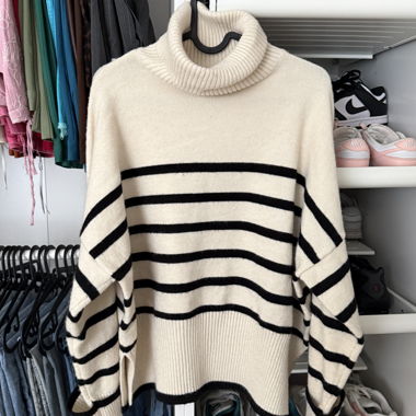 Maglione dolcevita a righe écru e nero