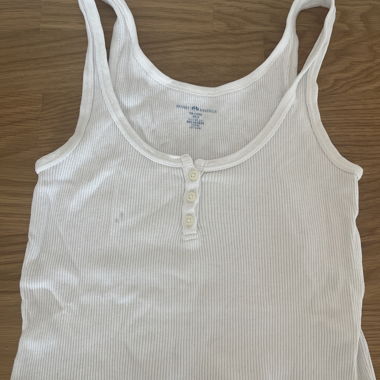 Top a costine bianco con bottoni
