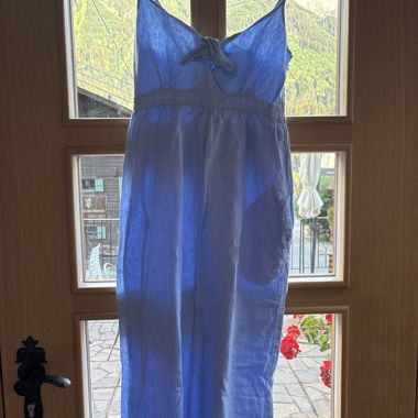 Blaues Kleid mit feinen Trägern