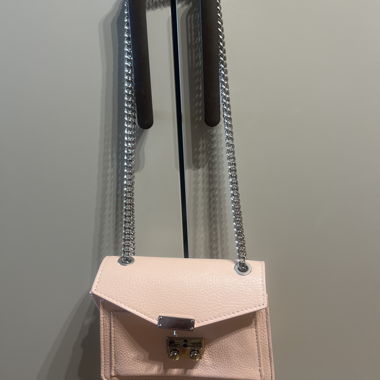 Borsa a tracolla in pelle rosa con catena