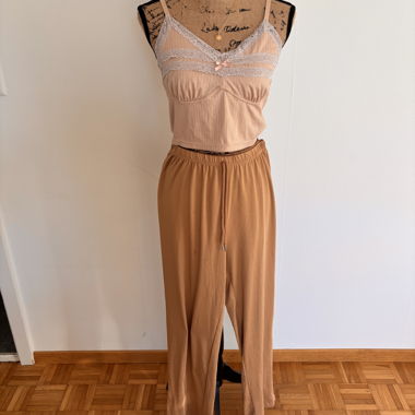 Set pigiama beige con top e pantaloni
