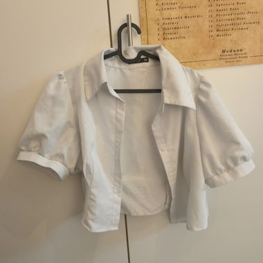 Chemise crop top blanche manches courtes