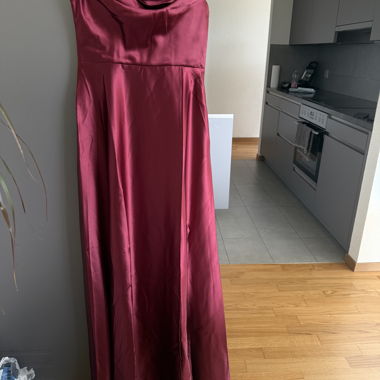 Bordeauxrote Satin-Kleid von Fashion Nova