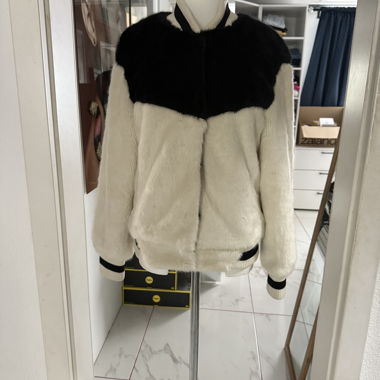 Guess Schwarz-weisse Kunstfelljacke gr S