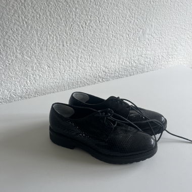 Elegant black lace-up shoes with python pattern