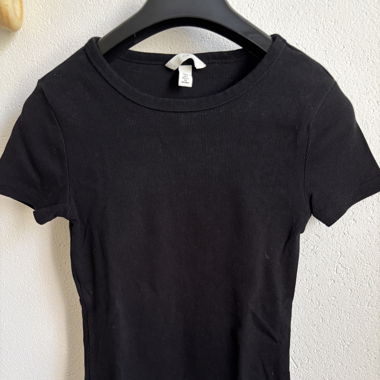 Schwarzes Shirt