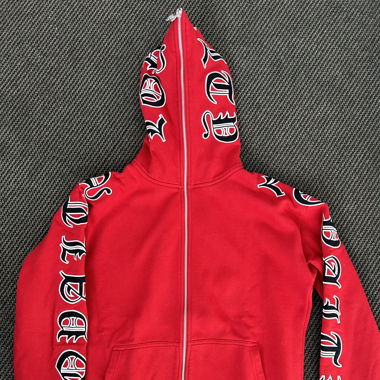 Roter hoodie mit reisverschluss über gesicht