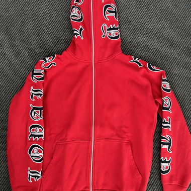 Roter hoodie mit reisverschluss über gesicht