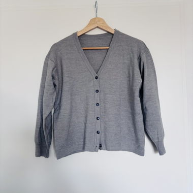 Gilet en laine grise – doux, simple et intemporel
