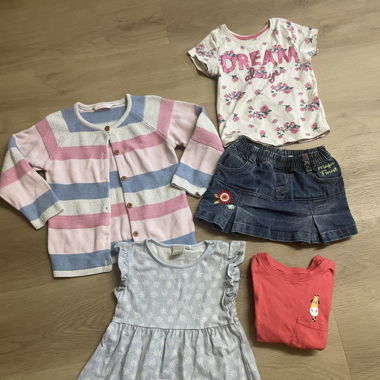 Kleiderpaket für Mädchen. Grösse 92