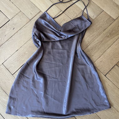 Mini-robe marron en soie à col bénitier