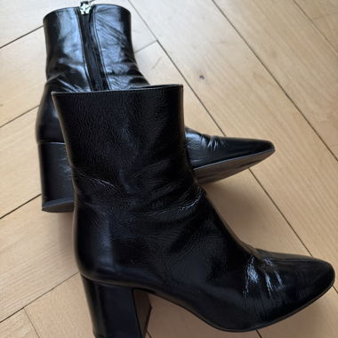 Schwarze Stiefeletten mit Absatz, glänzendes Leder