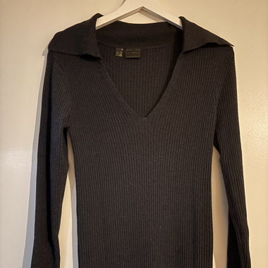 Robe colle V avec une fente sur le côté 