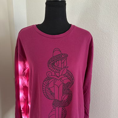 Bold Graphic Longsleeve – Snake & Dagger Vibe