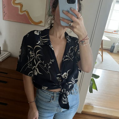 Super coole 90er-Bluse mit Blumenmuster