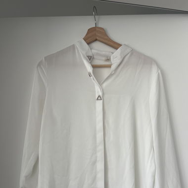 Bluse mit eleganten Details aus Silber 