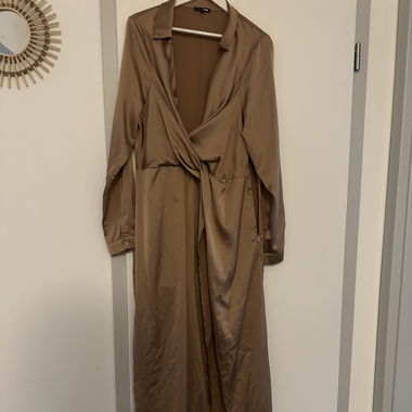 Maxiskleid aus Satin in XL