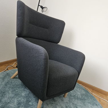 Grauer Sessel mit Kopfstütze