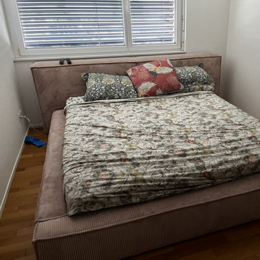 SUPERKING-GRÖSSE BETT FAST NEU