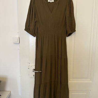 Midi-Kleid ba&sh kaki mit Puffärmeln