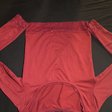 Rotes langarm Oberteil mit Spitze