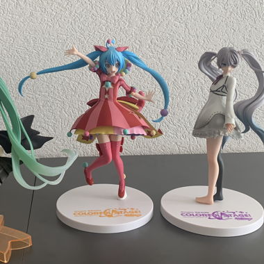 2 figurines Hatsune Miku Project Sekai n25 et Wxs 