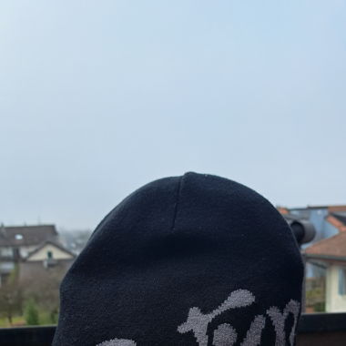 Bonnet noir avec intérieur en satin