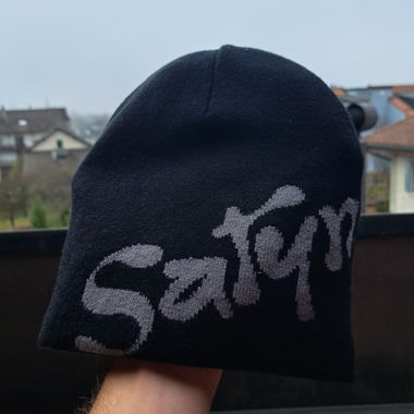 Bonnet noir avec intérieur en satin